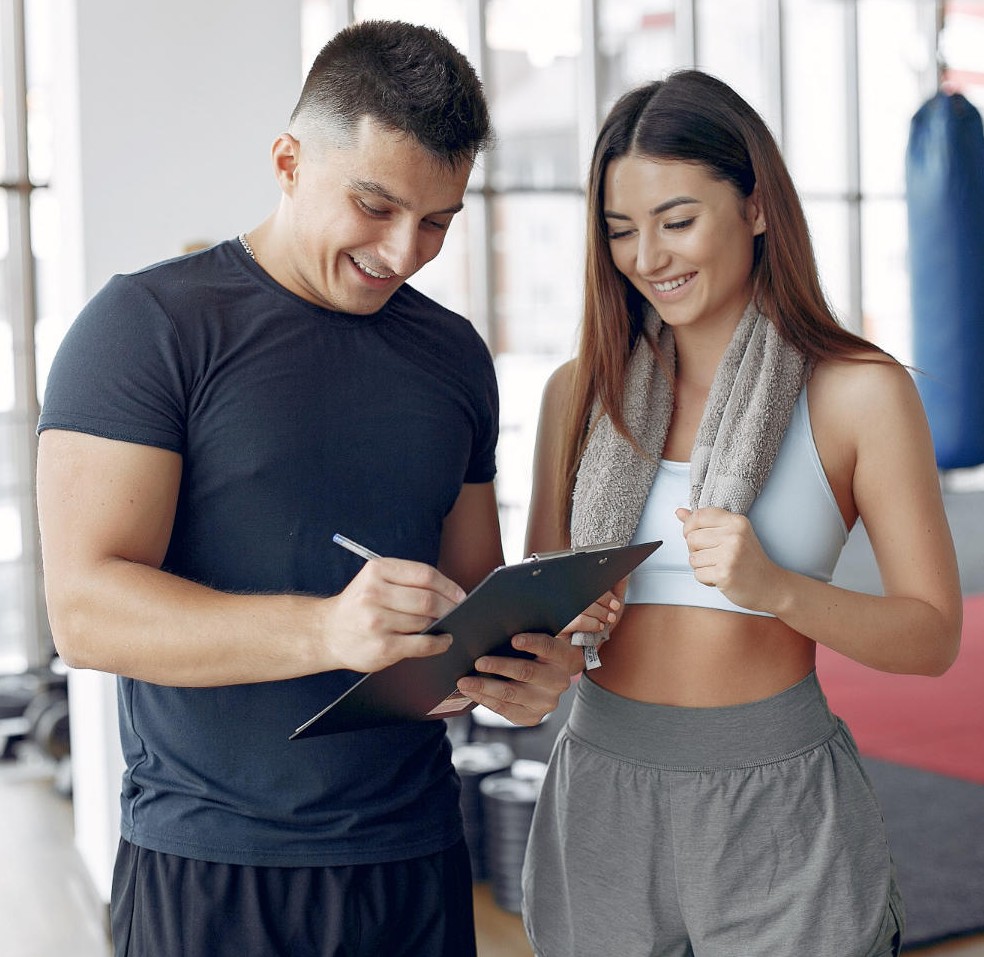 Profissionais apoiando orientações de treino